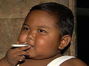 Malaysian Hollywood 2.0: 2 year old baby in Indonesia, smokes 40 cigarettes a day!!!