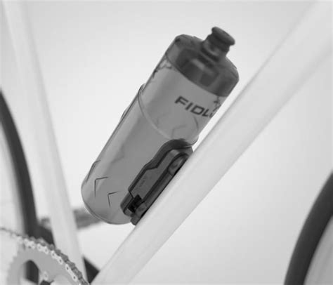 Fidlock cageless water bottle mount twists out with a new design - Bikerumor