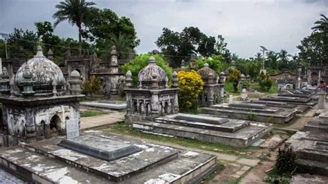 The Tomb of Mir Jaffer, the Nawab who indirectly helped the British establish the empire!!