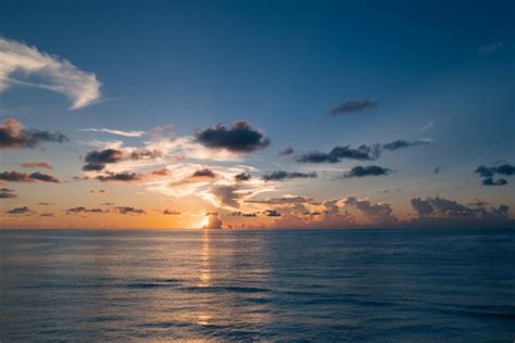 Premium Photo | Sea beach with sky sunset or sunrise cloudscape over ...