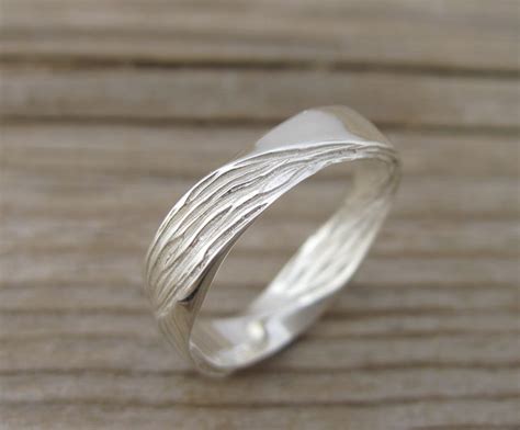 Mobius Wedding band, 4.5mm Mobius Ring In 14k/18k Gold | Benati