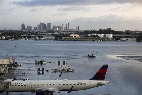 Florida mops up after floods close Fort Lauderdale airport
