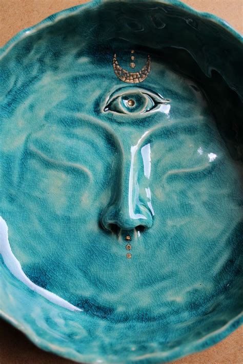 Голубая тарелка из глины | Clay art projects, Ceramic art, Ceramics pottery art
