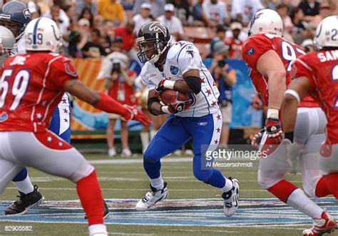 686 Warrick Dunn Falcons Stock Photos, High-Res Pictures, and Images ...