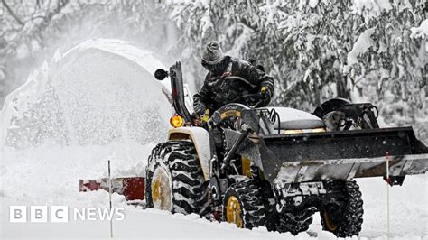 Buffalo blizzard: Storm turns city into 'war zone' - BBC News