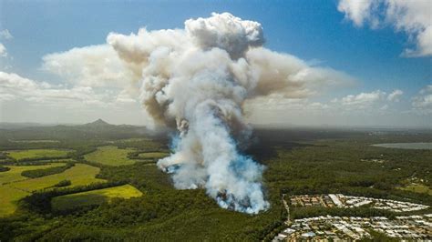 Sunshine Coast bushfire threat prompts authorities to evacuate homes near Lake Weyba - ABC News