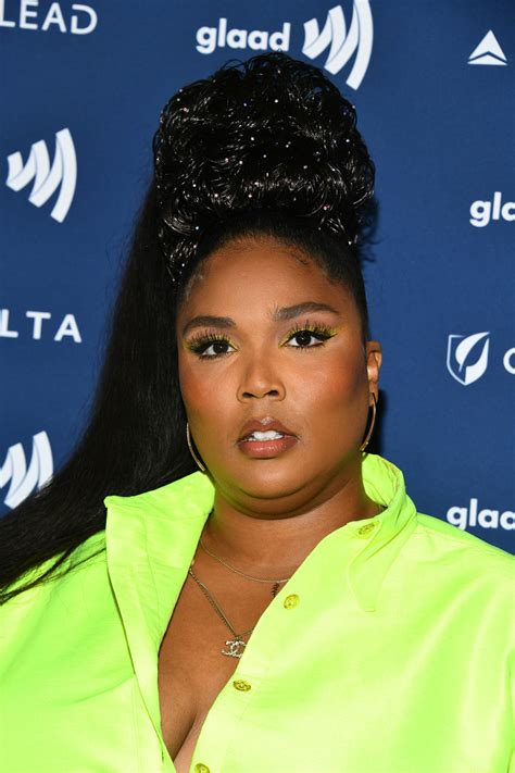 Lizzo Wears Drugstore Lashes and Neon Makeup to 2019 GLAAD Awards ...