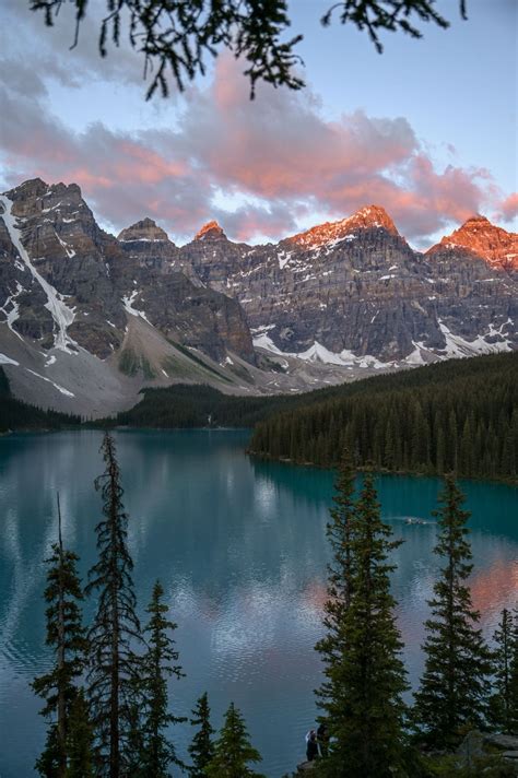 How to See an Amazing Sunrise at Moraine Lake in Banff