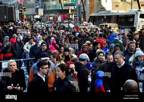 New York City - December 26, 2014: Throngs of people walking along ...