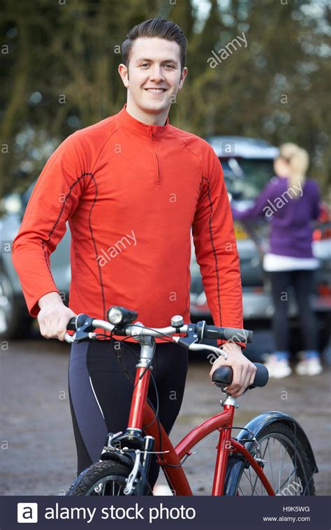 Couple Cycling Taking Mountain Bikes From Rack On Car Stock Photo - Alamy