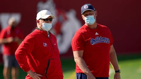 Jeff Tedford stops by Fresno State football practice - ABC30 Fresno