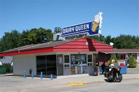 Appreciating a vintage Dairy Queen sign in Janesville | Minnesota ...