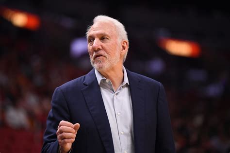 Spurs coach Gregg Popovich takes time to motivate food bank workers