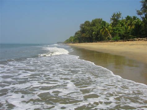 Beautiful small beach in Cherai Kerala - aalmaramspot