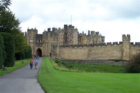 Alnwick Castle (Harry Potter's Castle) ... click to see full size! | Alnwick castle, Real ...