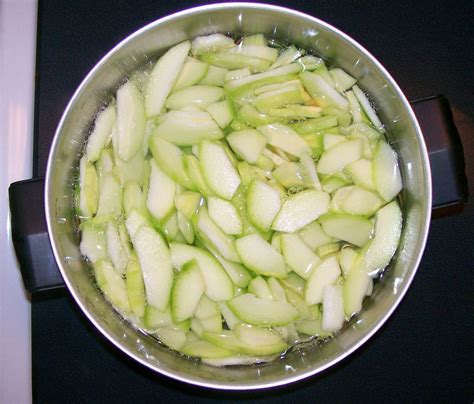 Zucchini Mock Apple Pie Recipe - Delishably