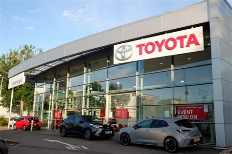 Can Toyota Dealers Service A Lexus?