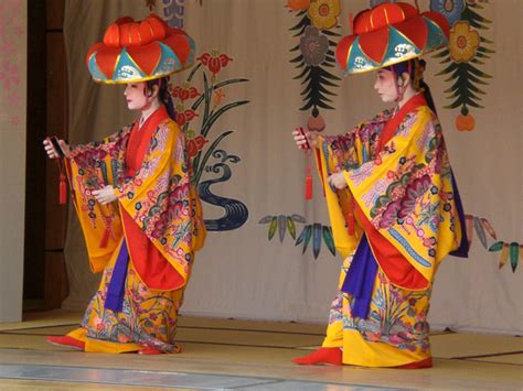 Free Ryukyuan dance performance/Okinawa Island Guide