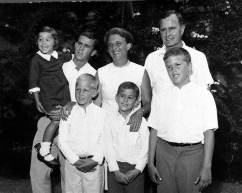 File:Entire Bush family.jpg - Wikimedia Commons