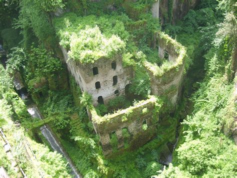 Abandoned mill, Sorrento, Italy. | Terk edilmiş yerler, Terkedilmiş, Abandoned buildings