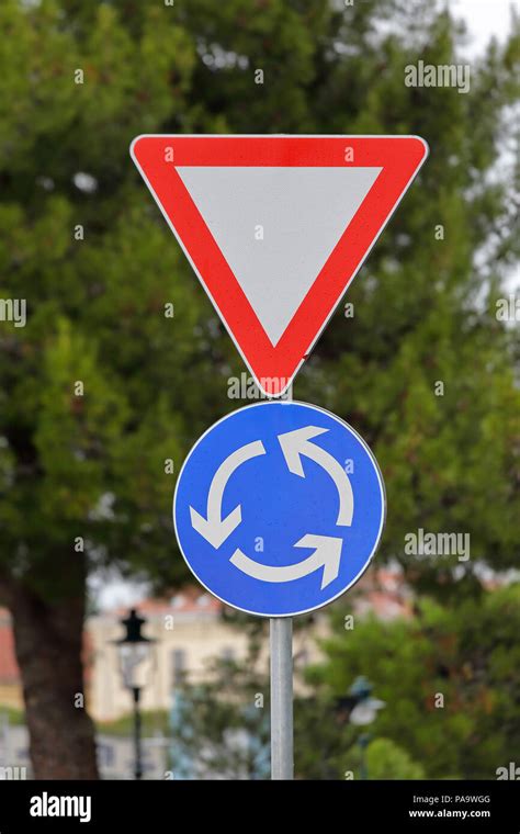 Traffic sign roundabout triangle sign hi-res stock photography and ...