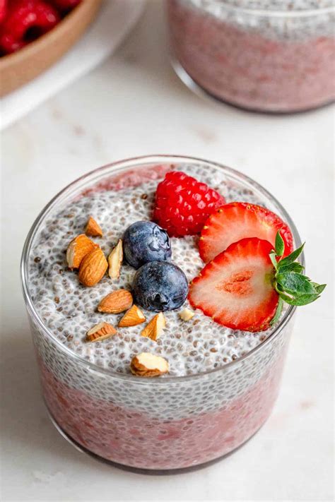 Layered Strawberry Chia Pudding | FeelGoodFoodie