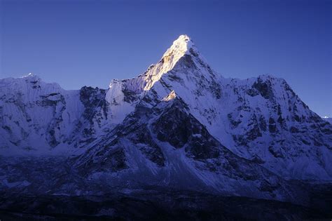 Ama Dablam 6856 m - Gipfel im Licht (sunrise) - vom Chukung Ri 5546 m ...