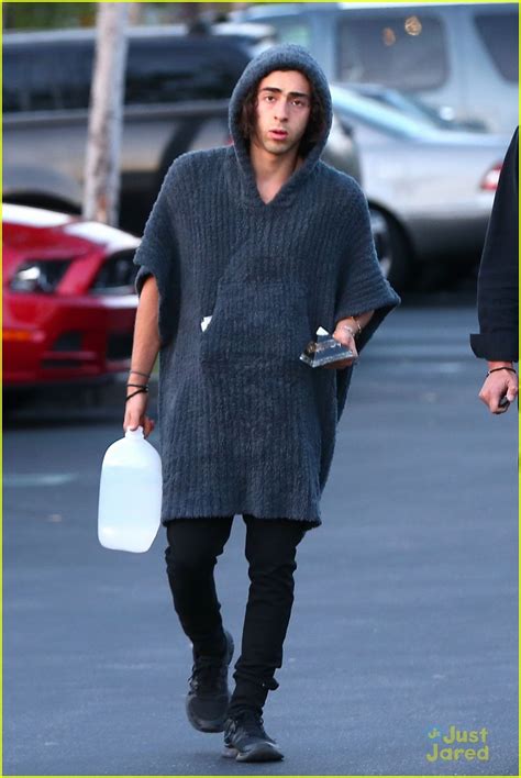 Jaden Smith Carries a Pyramid to Lunch, Literally! | Photo 666933 - Photo Gallery | Just Jared Jr.