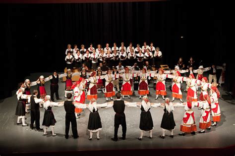 Greek Dances Online: Learn a traditional Greek dance now!