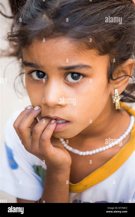 Homeless young Indian girl in Delhi, India Stock Photo - Alamy