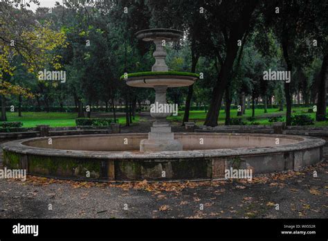 Villa Borghese big fountain Stock Photo - Alamy