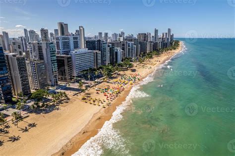 vista aérea de la playa de boa viagem en recife, capital de pernambuco ...