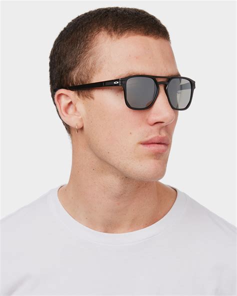 Arriba 41+ imagen oakley men's latch sunglasses - Viaterra.mx