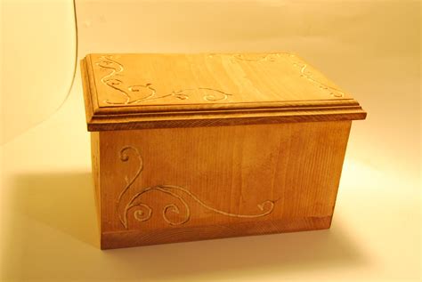 Among Bobbins and Thread: Engraved Wooden Box