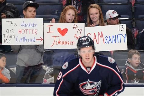 10 fan signs in NHL arenas that made us laugh - TheHockeyNews