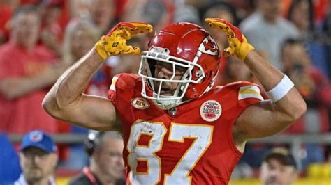 Mahomes throws TD pass, Kelce has big game with Swift watching in ...