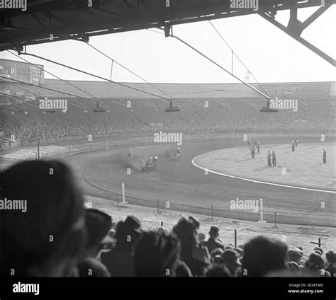 A general view of the speedway at wimbledon stadium hi-res stock photography and images - Alamy