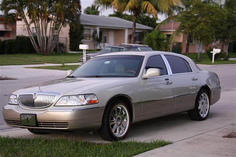 2004 Lincoln Town Car - Information and photos - MOMENTcar