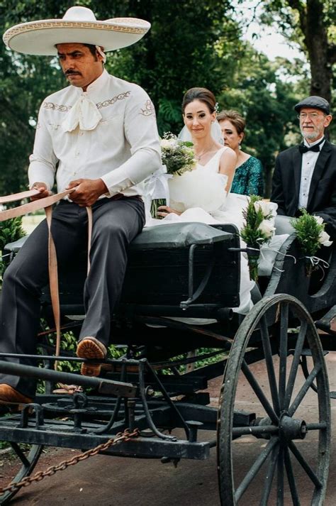 16 autos (y no autos) nupciales para llegar o salir entre aplausos ...