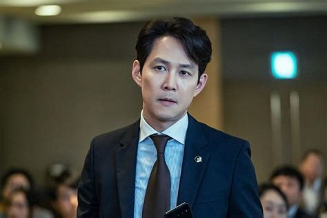 Lee Jung Jae Powers Through A Hectic Schedule In "Chief Of Staff" | Soompi