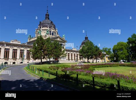 Exterior view of the famous thermal baths in Budapest Stock Photo - Alamy