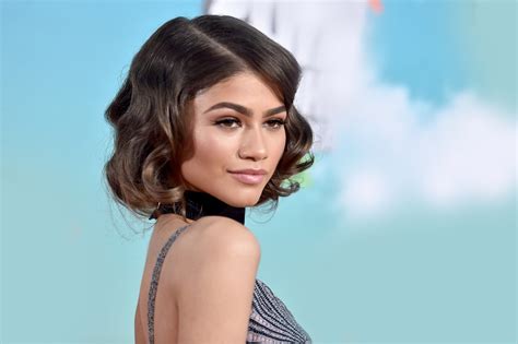 Zendaya impacta con arriesgado vestido a punto de mostrar de más