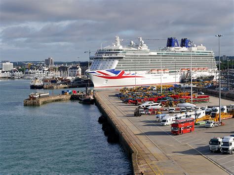 Southampton Docks, Quayside at Berth 40 © David Dixon cc-by-sa/2.0 :: Geograph Britain and Ireland