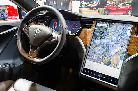 US investigates touchscreen failures in Tesla Model S cars