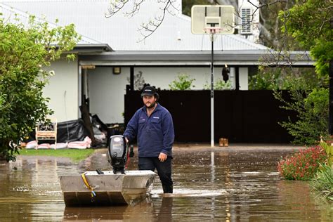 Floods strand hundreds as rivers peak - Bendigo Times