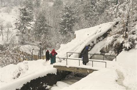 Kashmir braces for more snow over the weekend | Latest News India - Hindustan Times