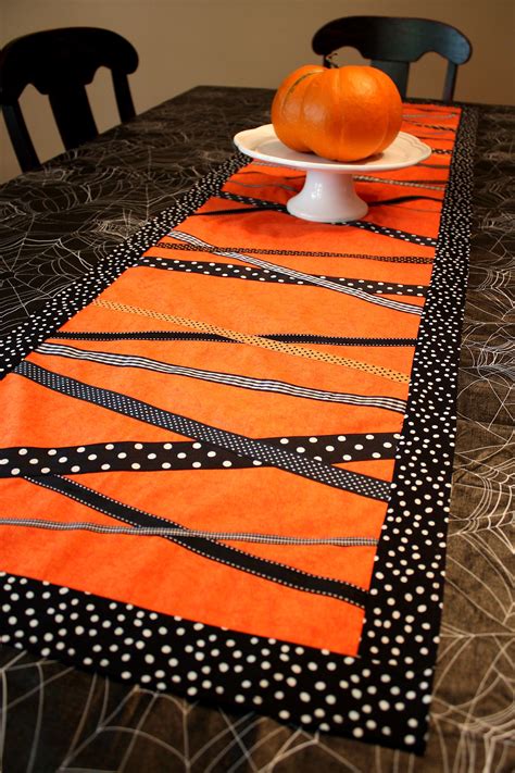 I'm going to learn to sew! | Halloween table runners, Halloween table, Halloween quilts