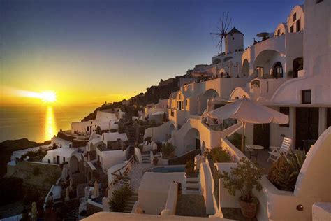 Say ‘I Do’ in Oia, Santorini at sunset