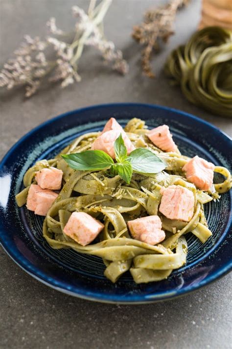 Spinach Fettuccine with Salmon Stock Photo - Image of spaghetti, fillet: 99052044