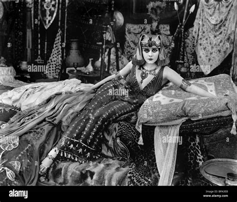 THEDA BARA CLEOPATRA (1917 Stock Photo: 30955075 - Alamy